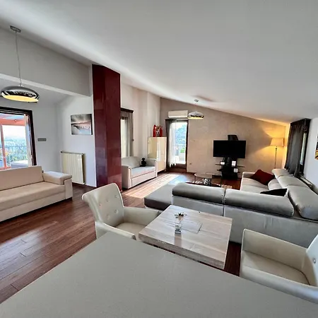 Luxury Penthouse On Rosehill With Free Garage Apartman Budapest Kültér fotó
