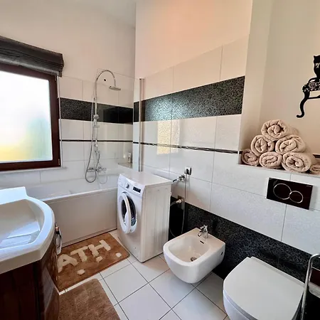 Luxury Penthouse On Rosehill With Free Garage Apartman Budapest Kültér fotó