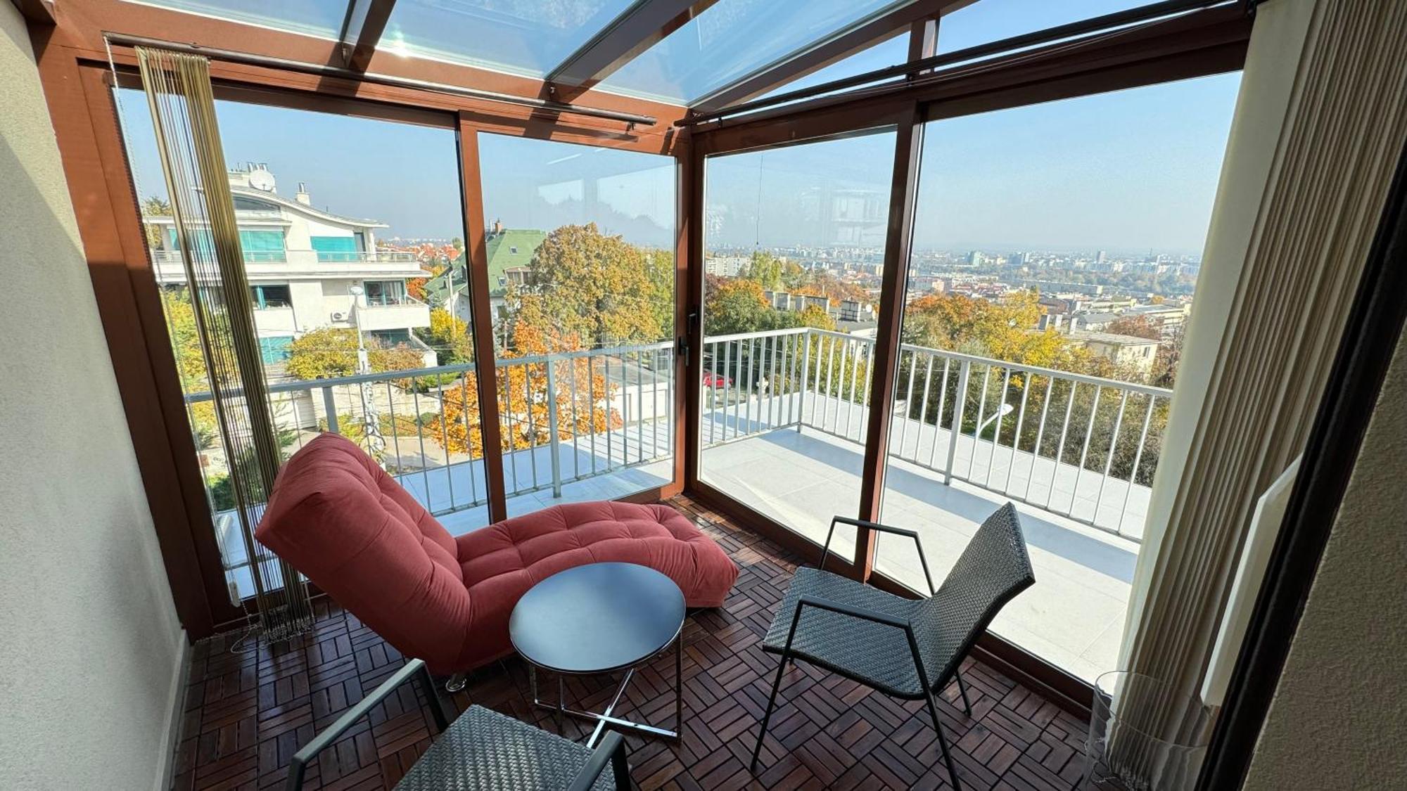 Luxury Penthouse On Rosehill With Free Garage *